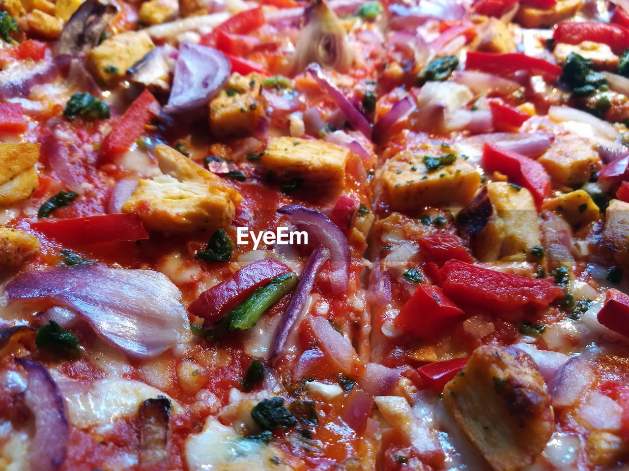 FULL FRAME SHOT OF PIZZA WITH STRAWBERRIES