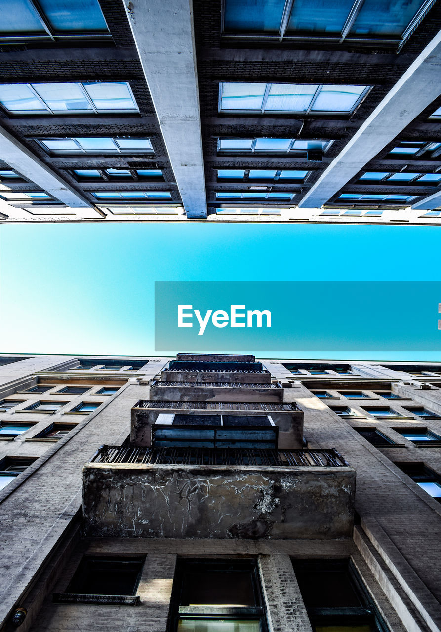 LOW ANGLE VIEW OF BUILDING AGAINST CLEAR SKY