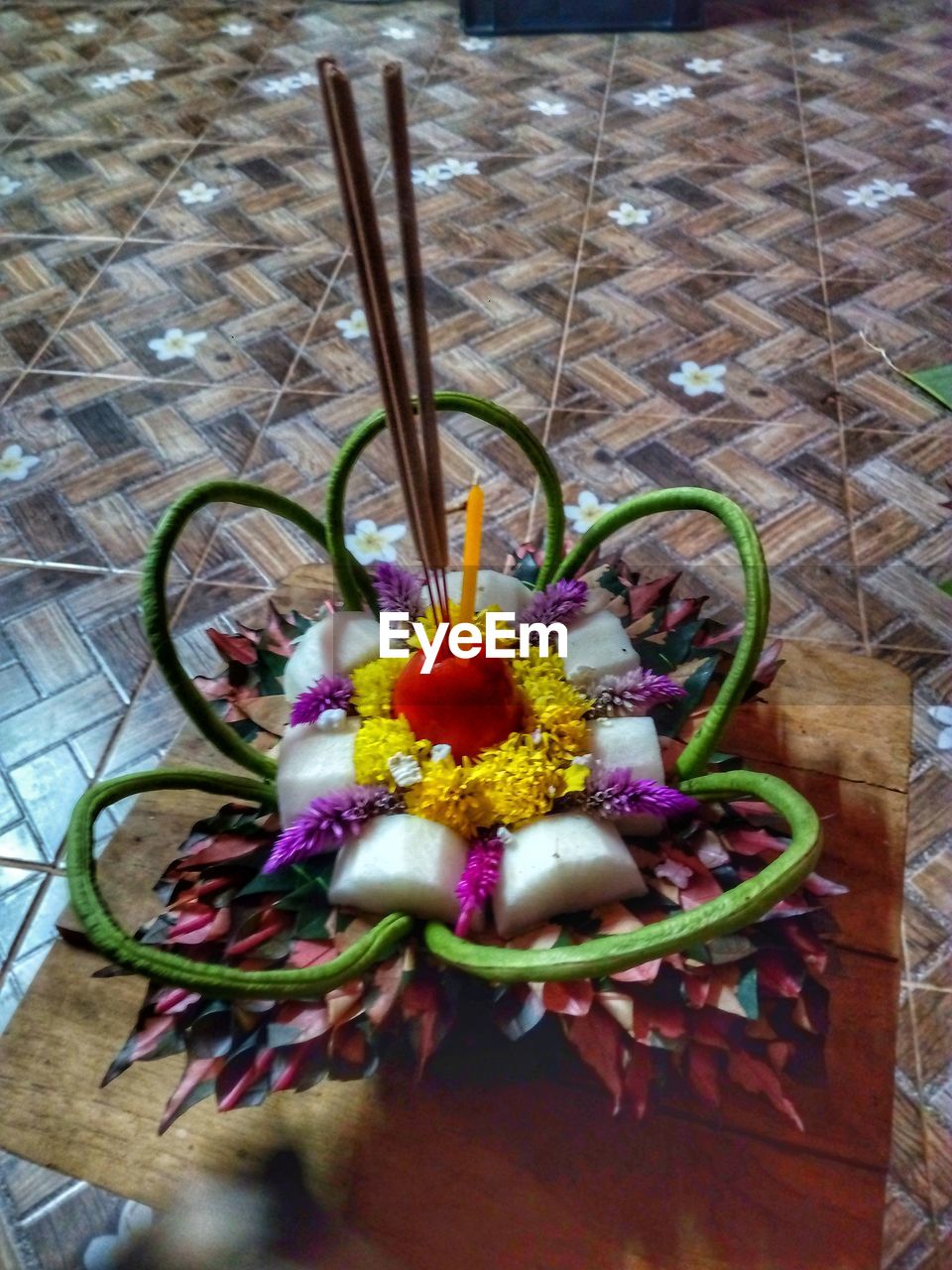 HIGH ANGLE VIEW OF VARIOUS FLOWERS IN PLATE