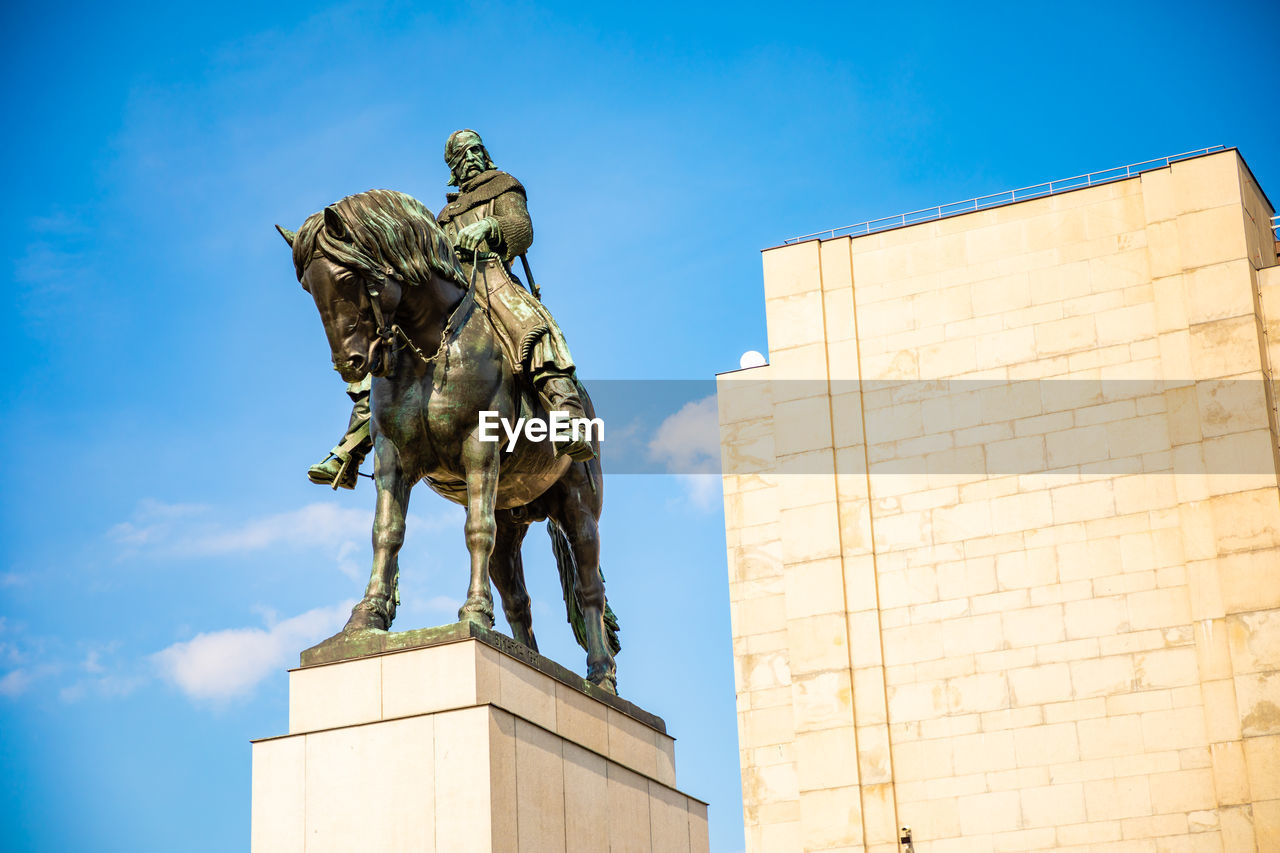 LOW ANGLE VIEW OF STATUE AGAINST SKY AT CATHEDRAL