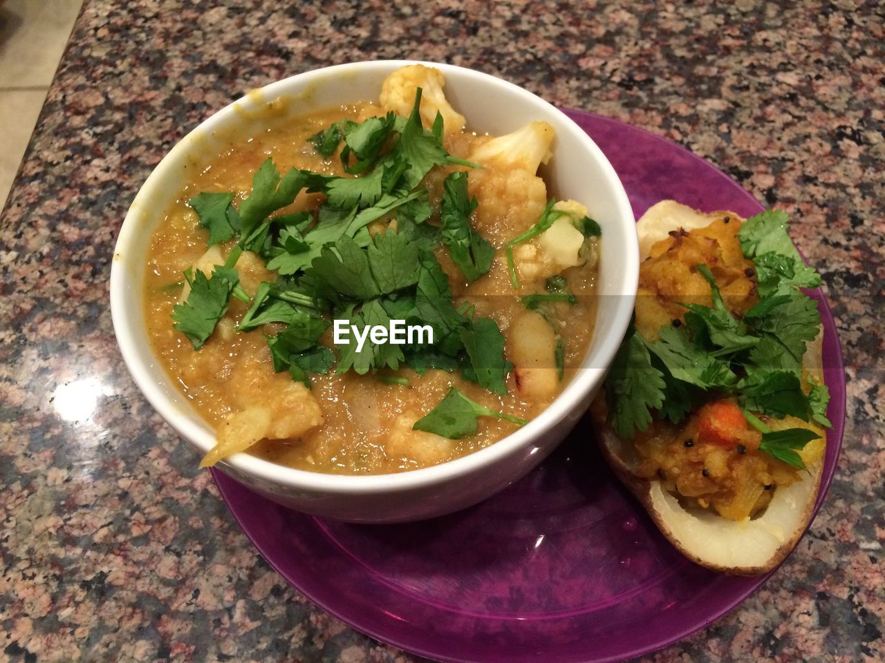 CLOSE-UP OF SOUP IN BOWL