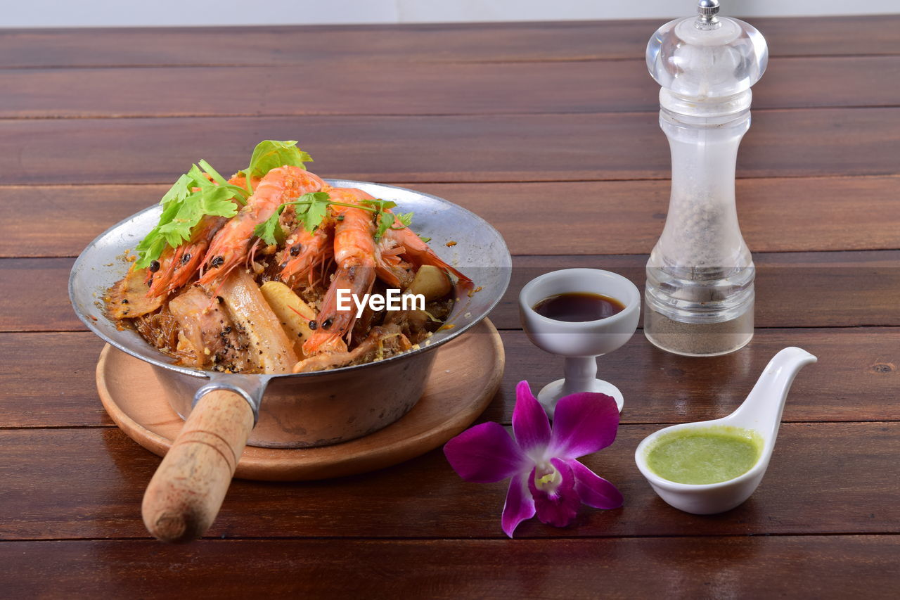 CLOSE-UP OF FOOD IN CONTAINER ON TABLE