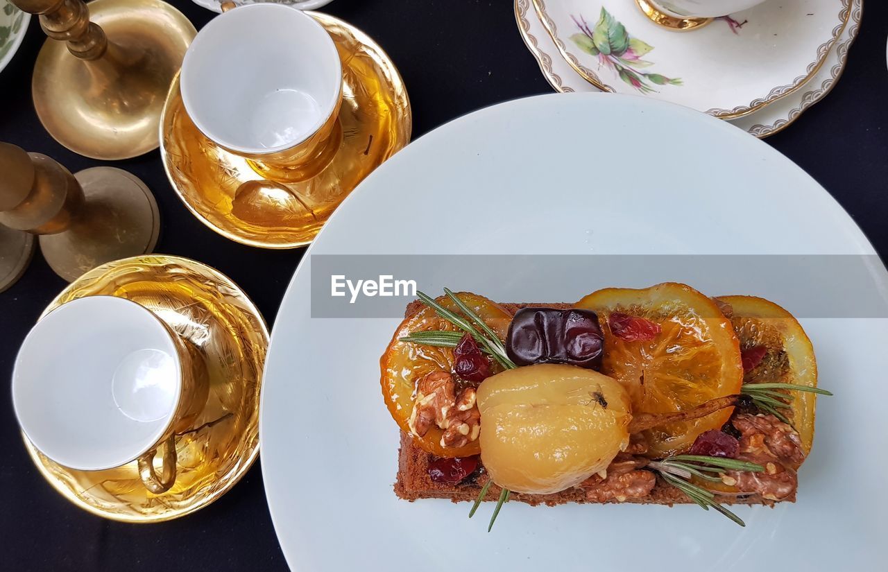 HIGH ANGLE VIEW OF BREAKFAST IN GLASS ON TABLE