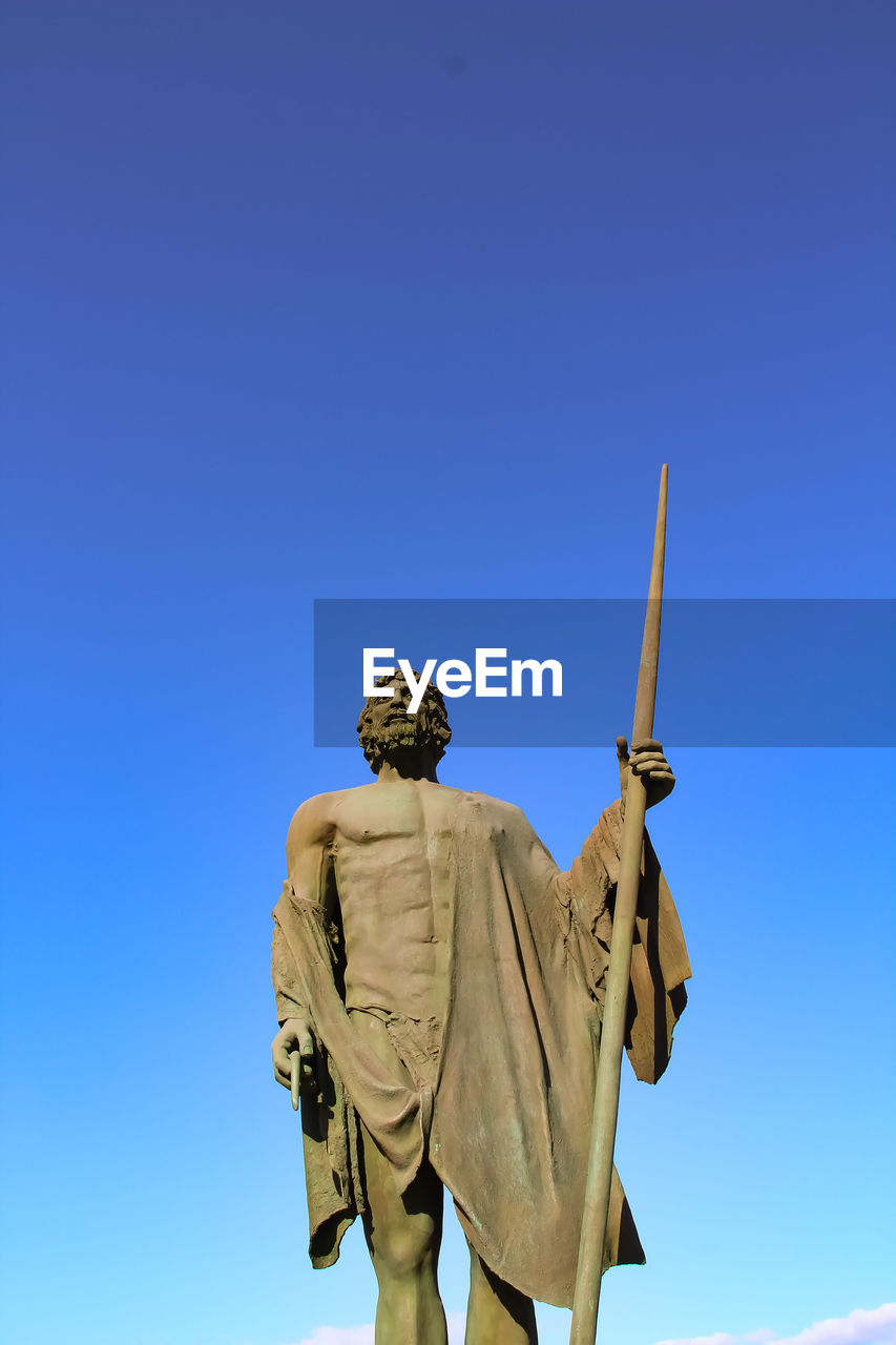 LOW ANGLE VIEW OF STATUE AGAINST CLEAR SKY