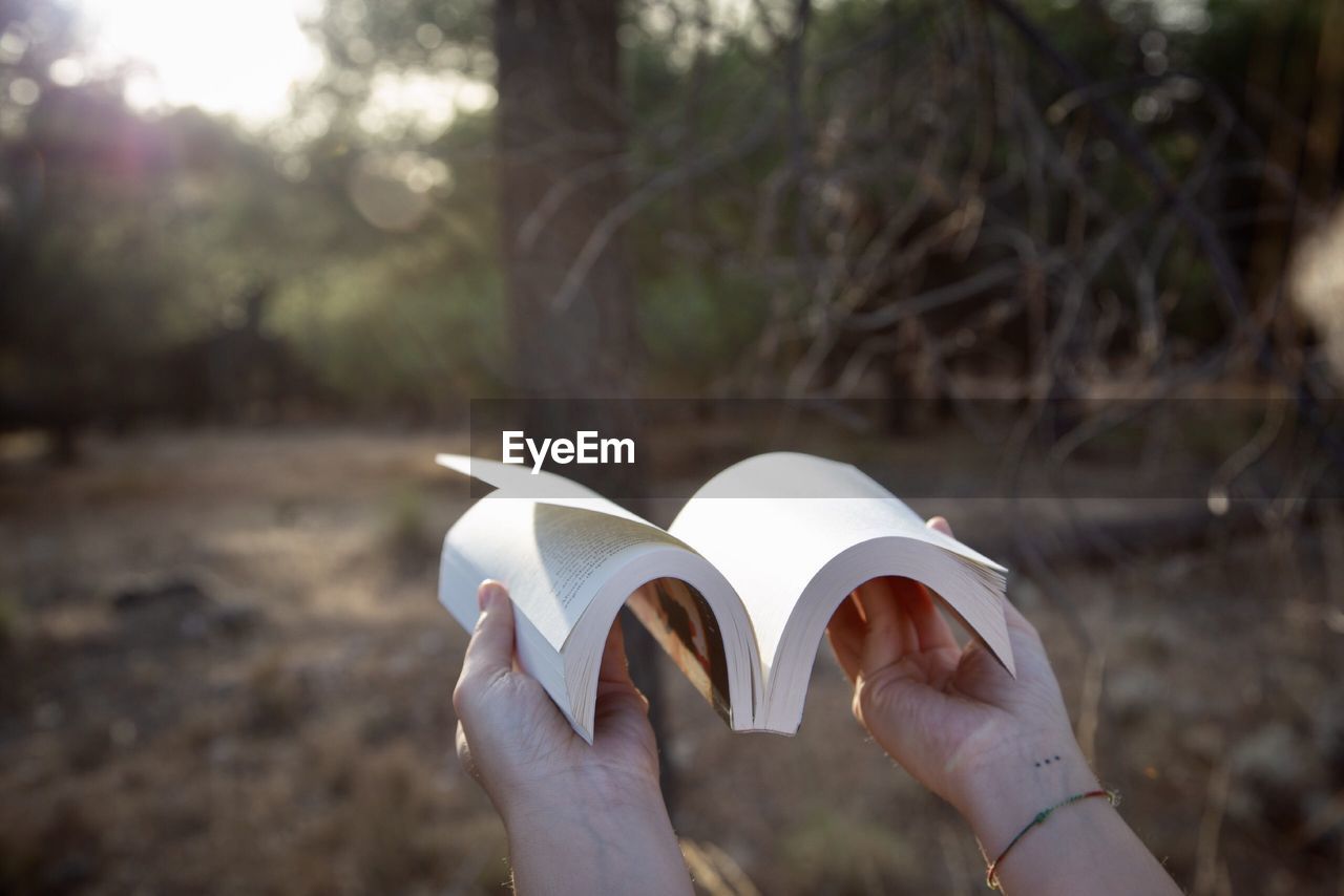 CLOSE-UP OF PERSON HOLDING PAPER