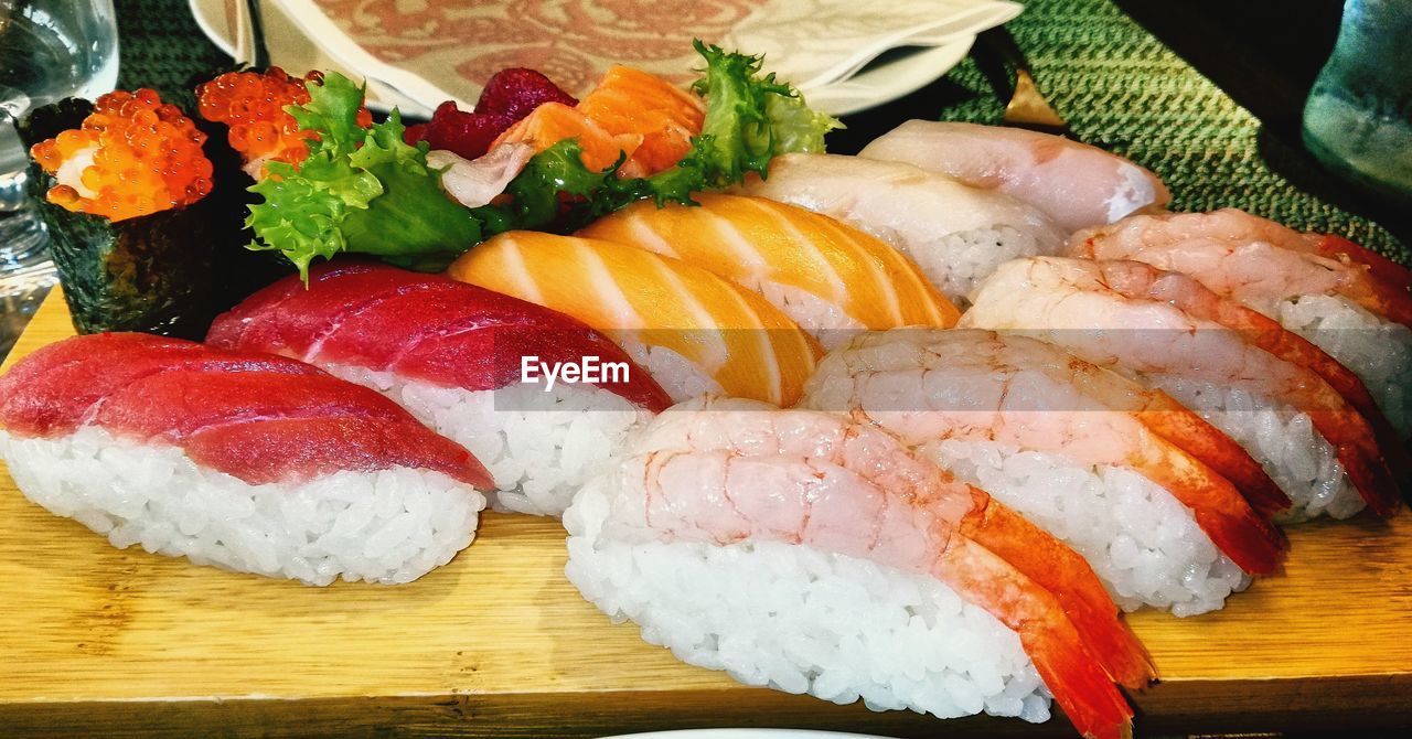 HIGH ANGLE VIEW OF SUSHI IN TRAY