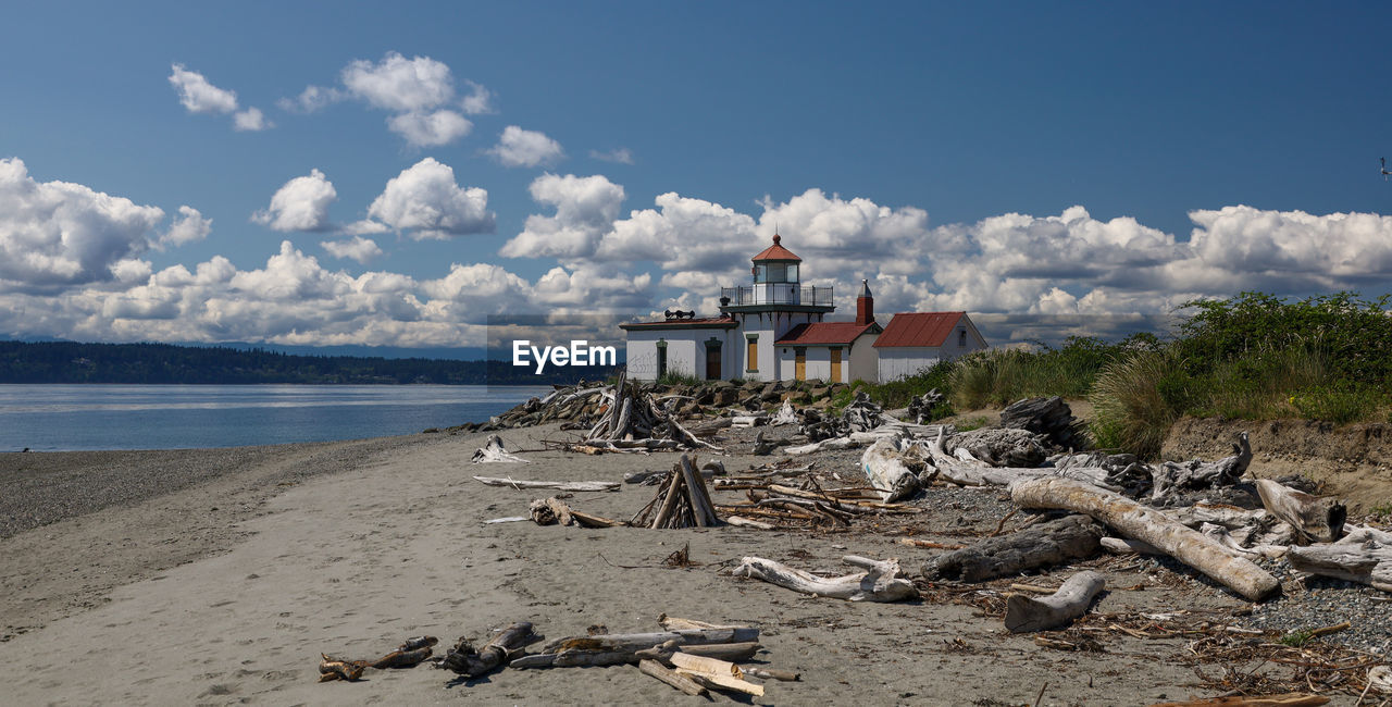 HOUSE ON BEACH AGAINST SKY