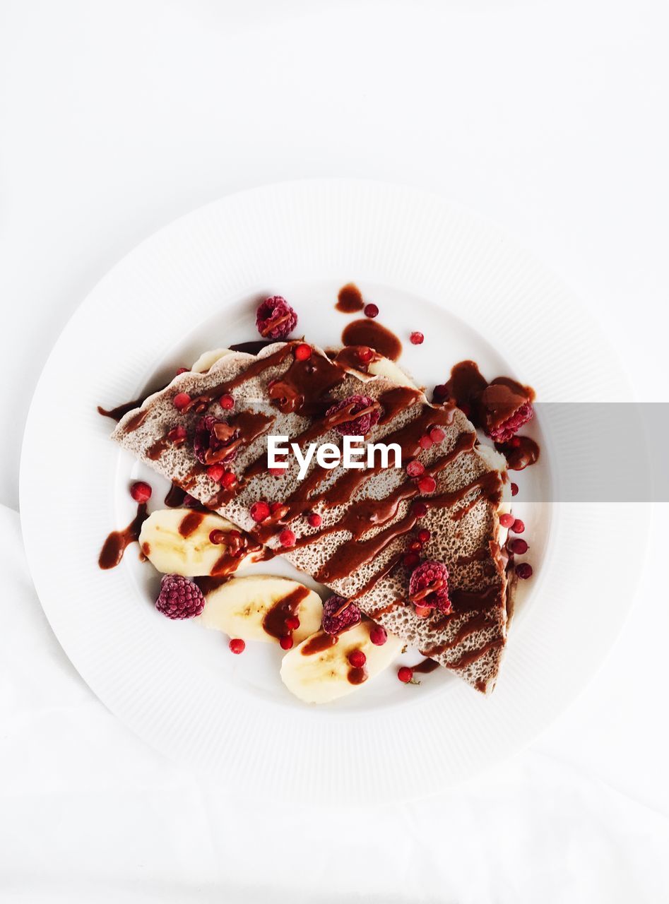 HIGH ANGLE VIEW OF ICE CREAM IN PLATE