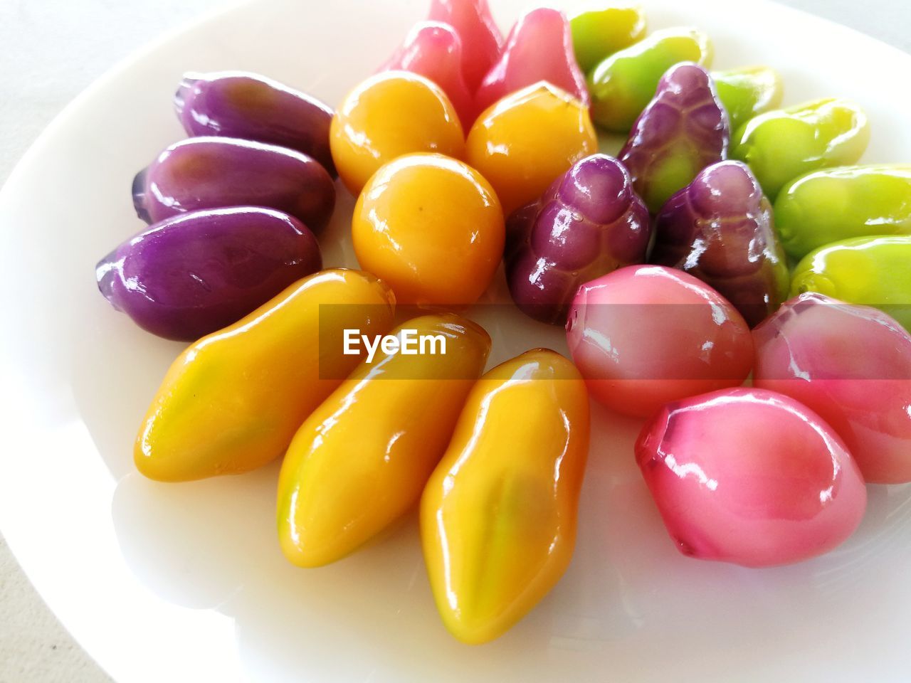 HIGH ANGLE VIEW OF MULTI COLORED BELL PEPPERS IN PLATE