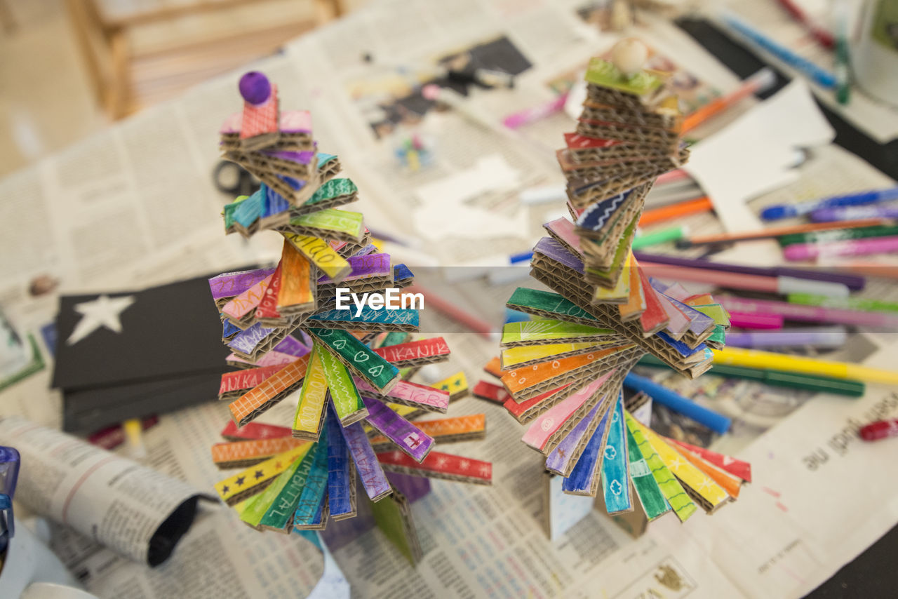 HIGH ANGLE VIEW OF MULTI COLORED PAPER ON TABLE