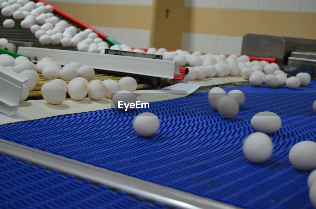 HIGH ANGLE VIEW OF VARIOUS BALLS ON TABLE IN KITCHEN