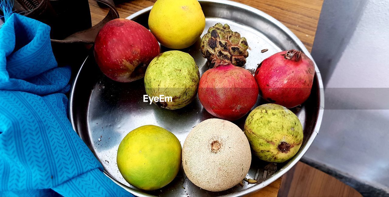 HIGH ANGLE VIEW OF FRUITS IN BOWL