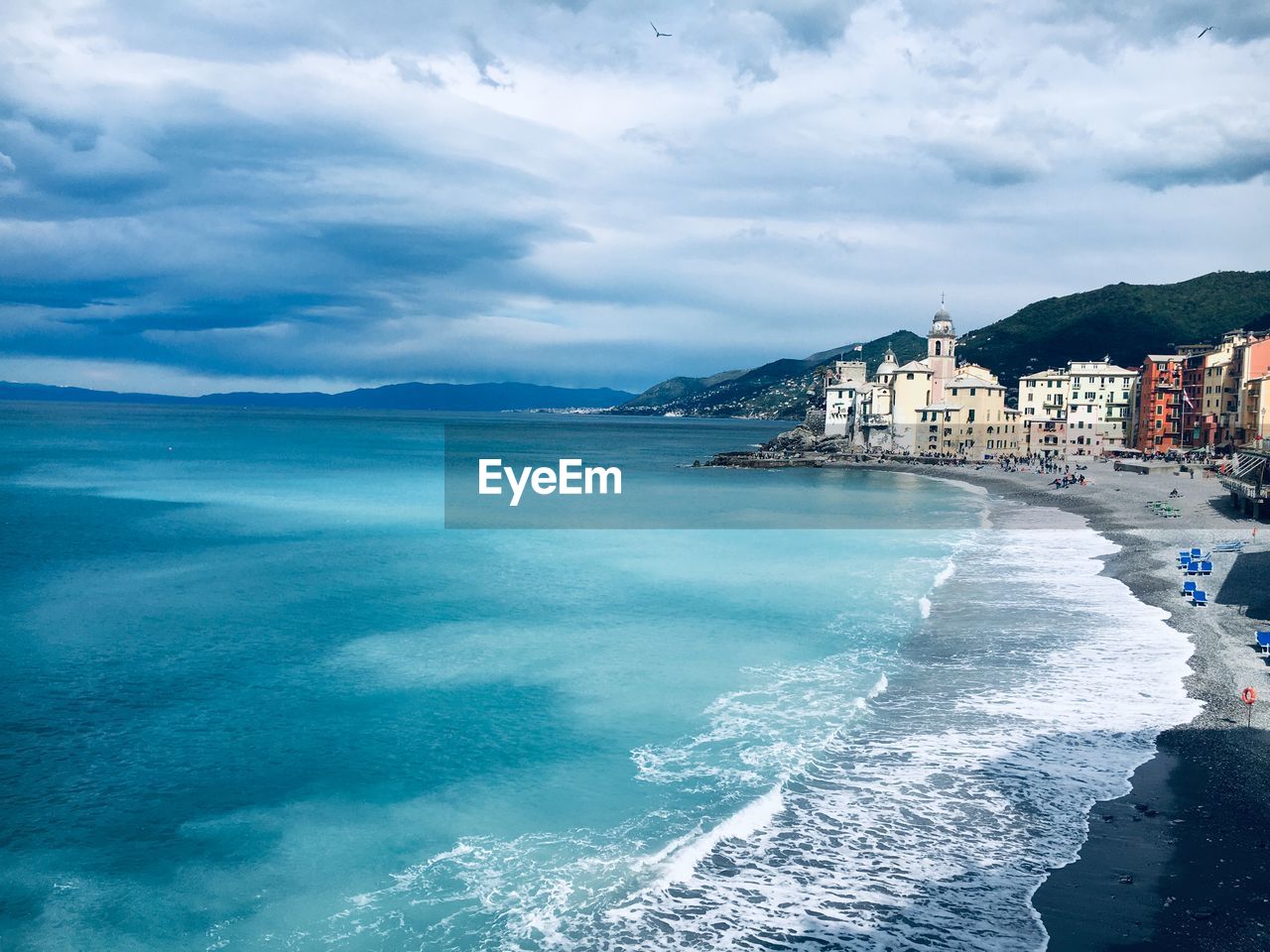 SCENIC VIEW OF SEA BY CITY BUILDINGS AGAINST SKY