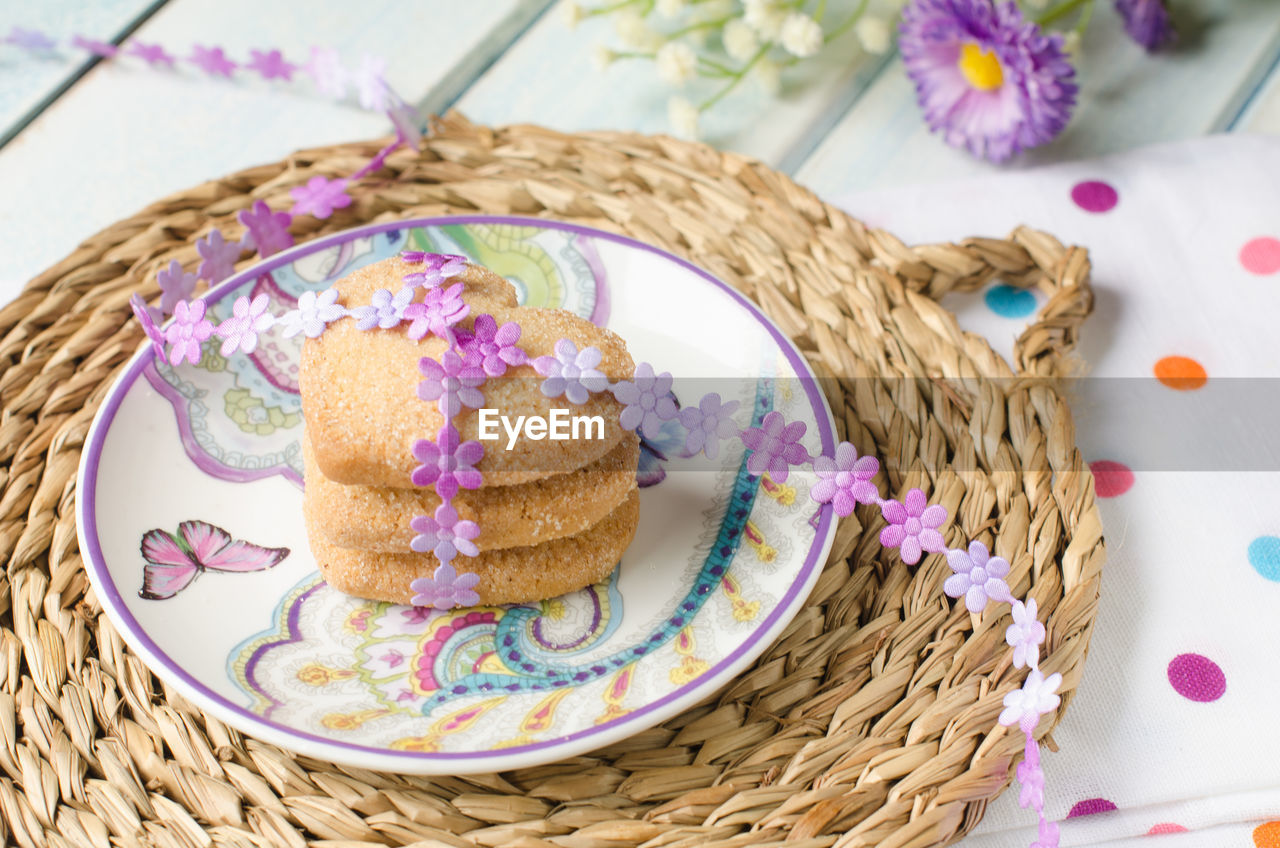 HIGH ANGLE VIEW OF ICE CREAM IN BASKET