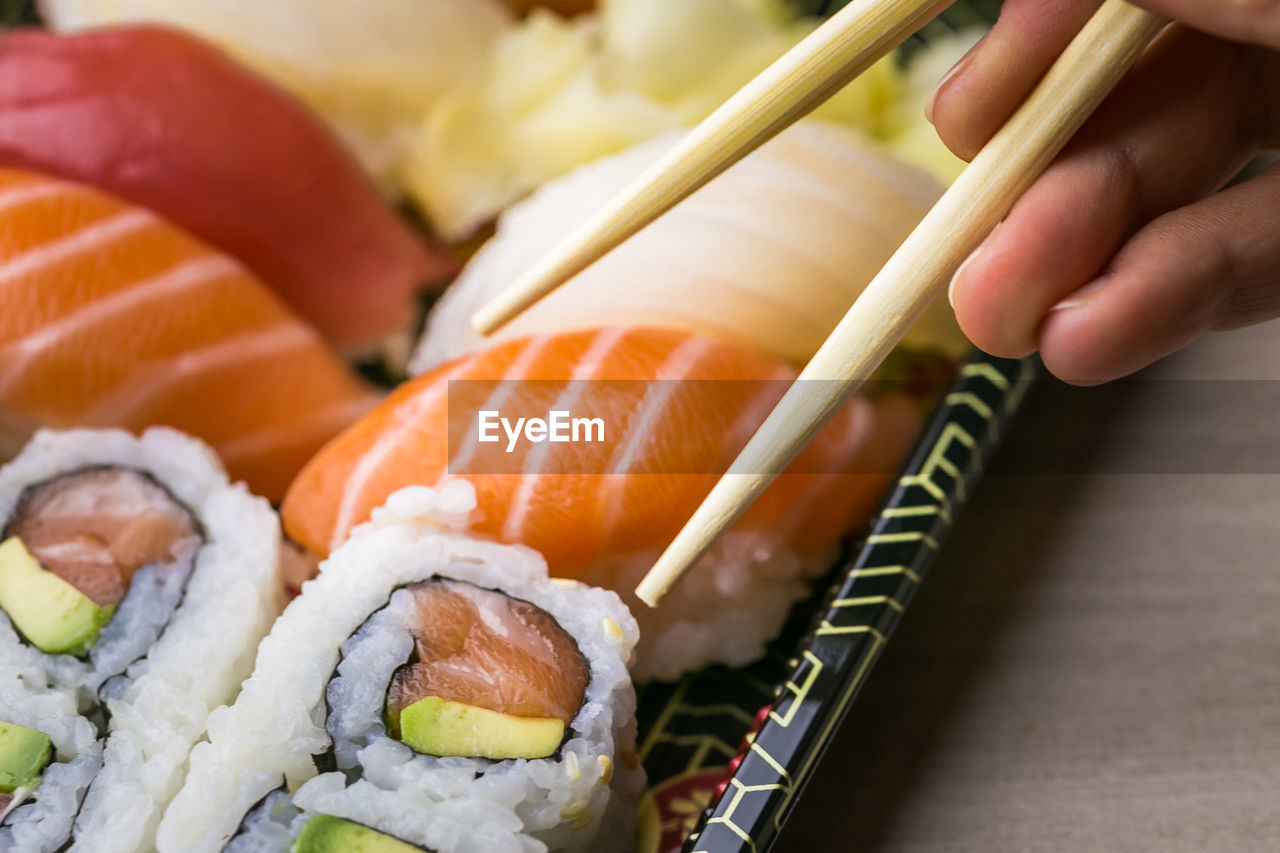 CLOSE-UP OF SUSHI IN TRAY