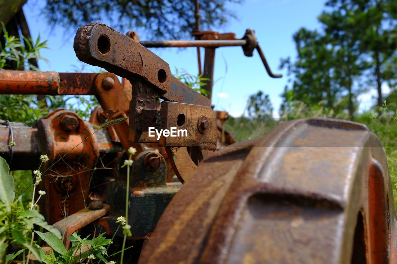 CLOSE-UP OF RUSTY MACHINE PART OF ABANDONED TRAIN