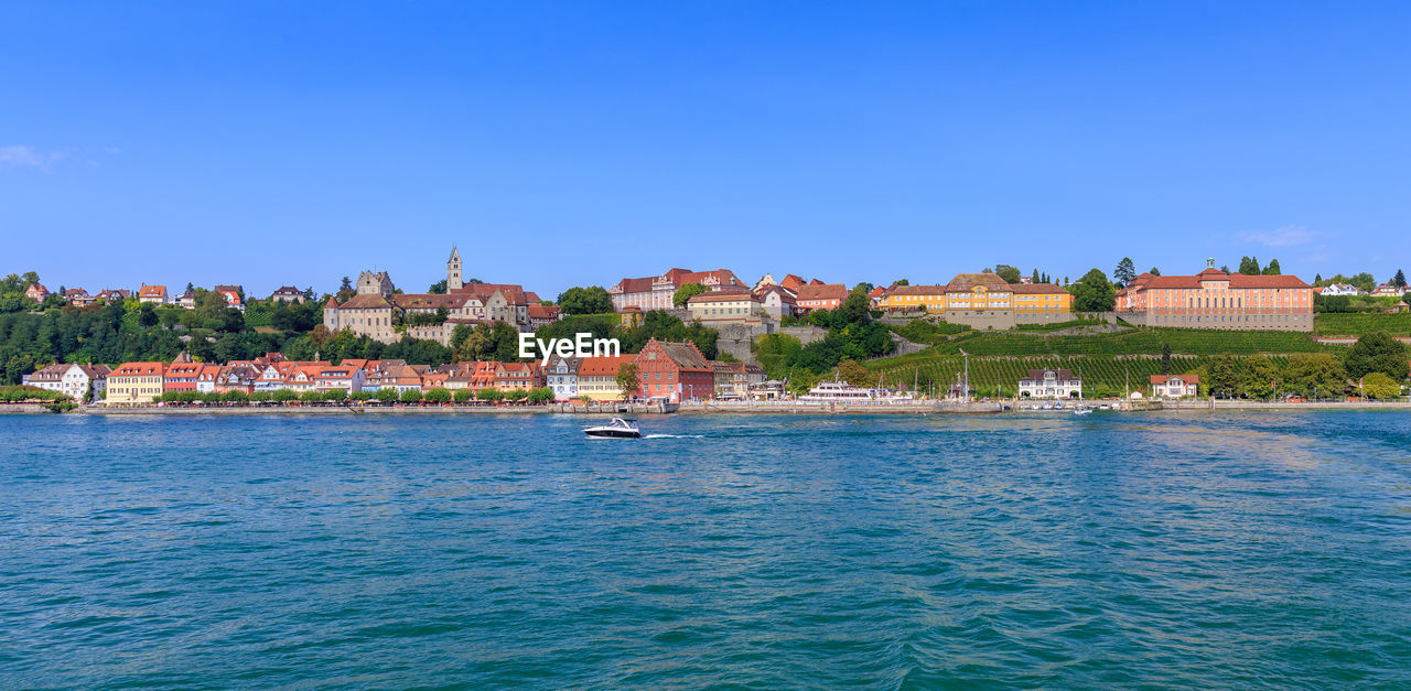 HOUSES BY SEA AGAINST BLUE SKY