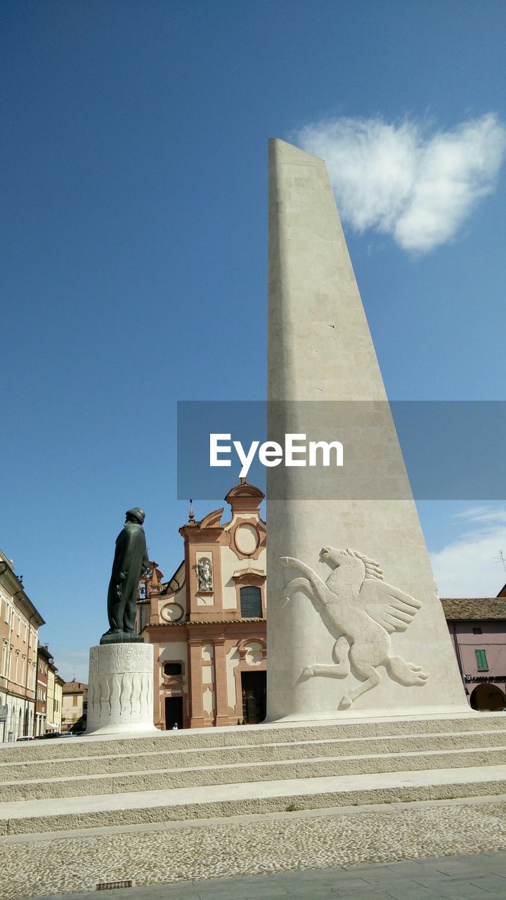 LOW ANGLE VIEW OF MONUMENT AGAINST SKY