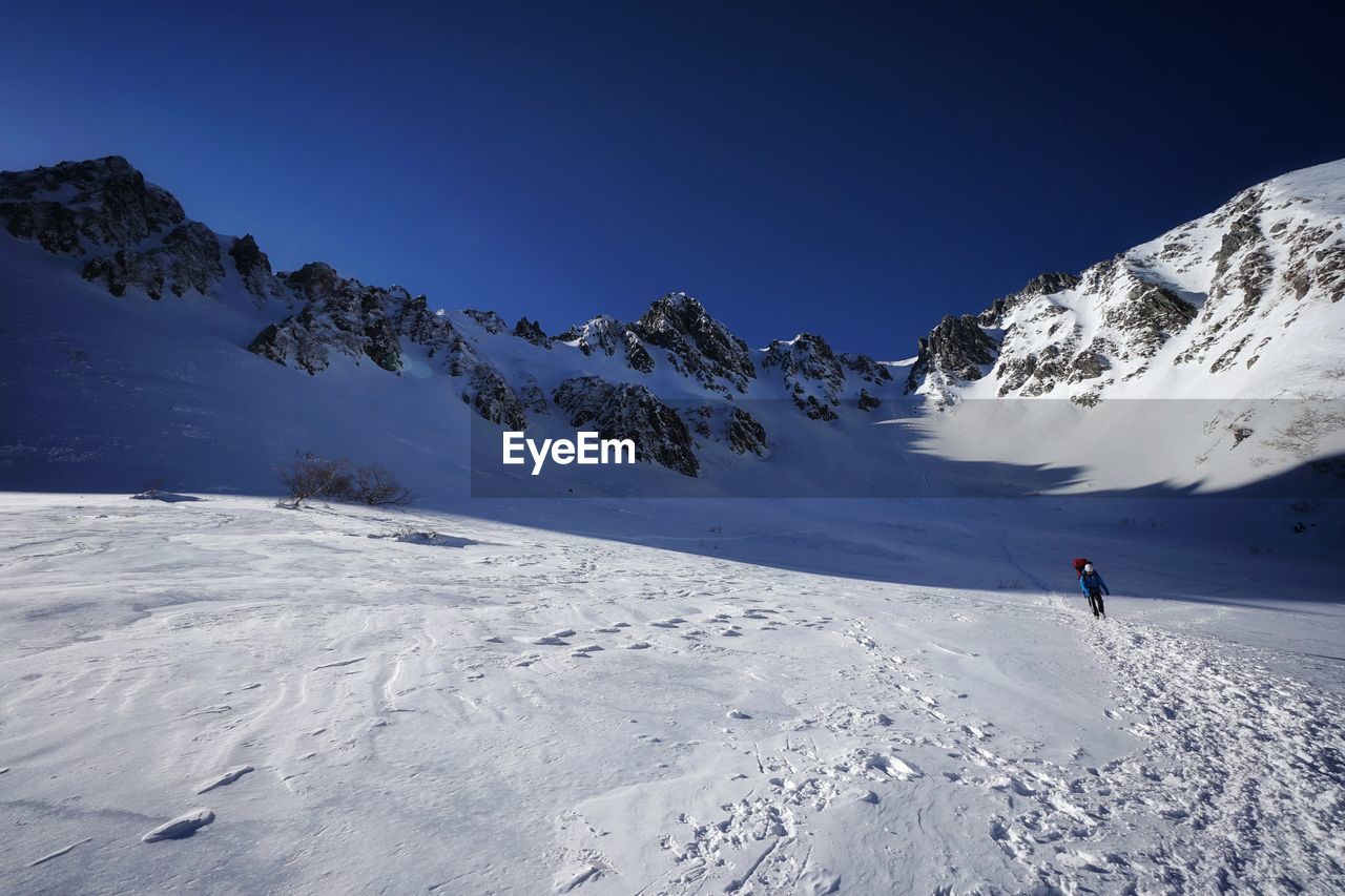 SCENIC VIEW OF SNOWCAPPED MOUNTAIN AGAINST SKY