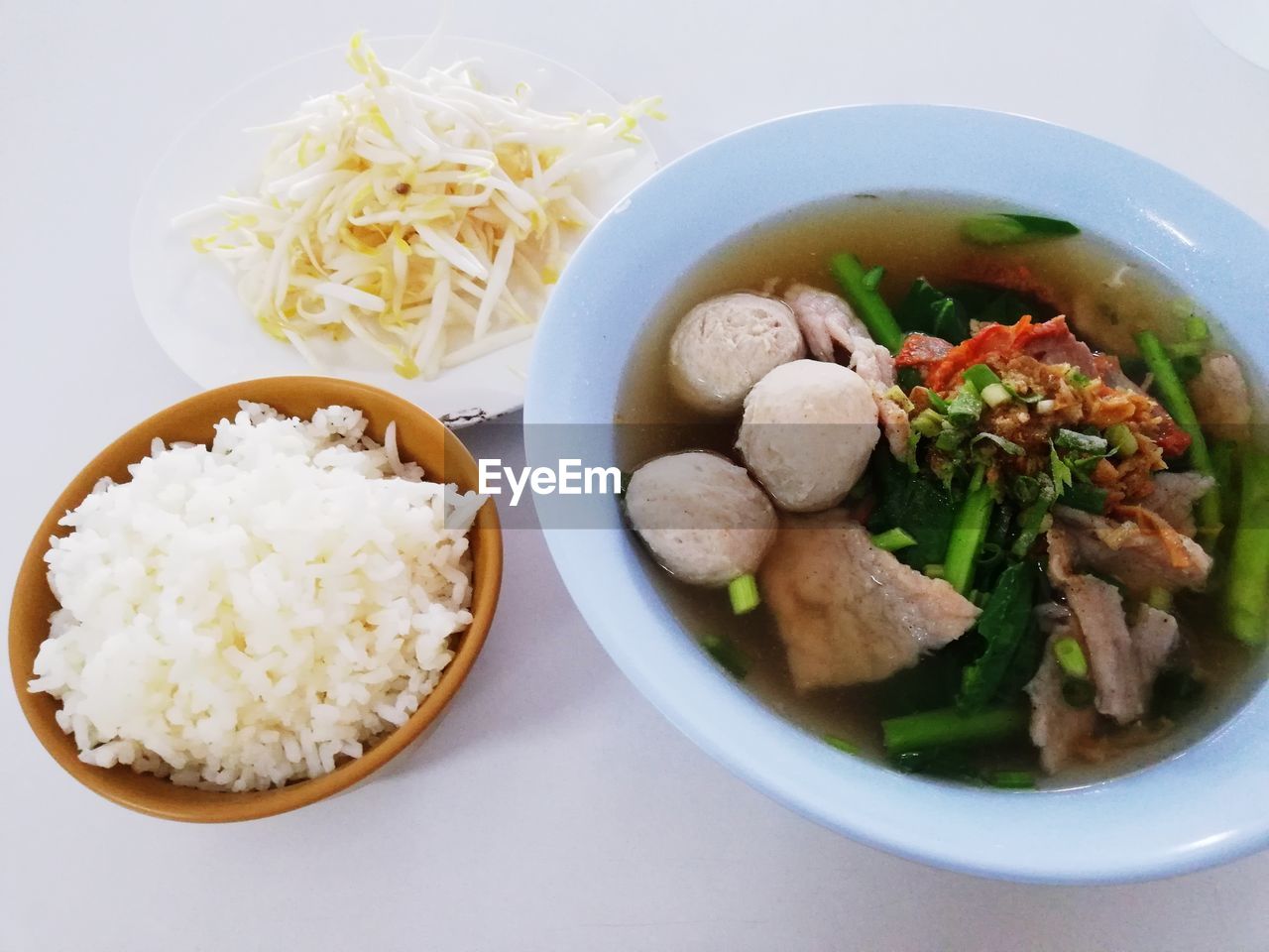 HIGH ANGLE VIEW OF FOOD IN BOWL ON TABLE