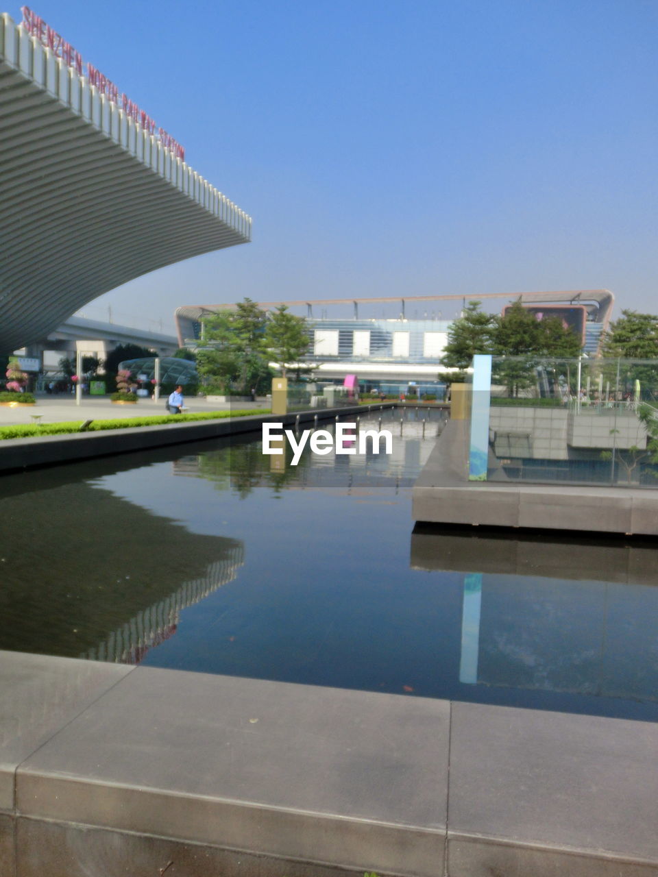 SWIMMING POOL BY MODERN BUILDING
