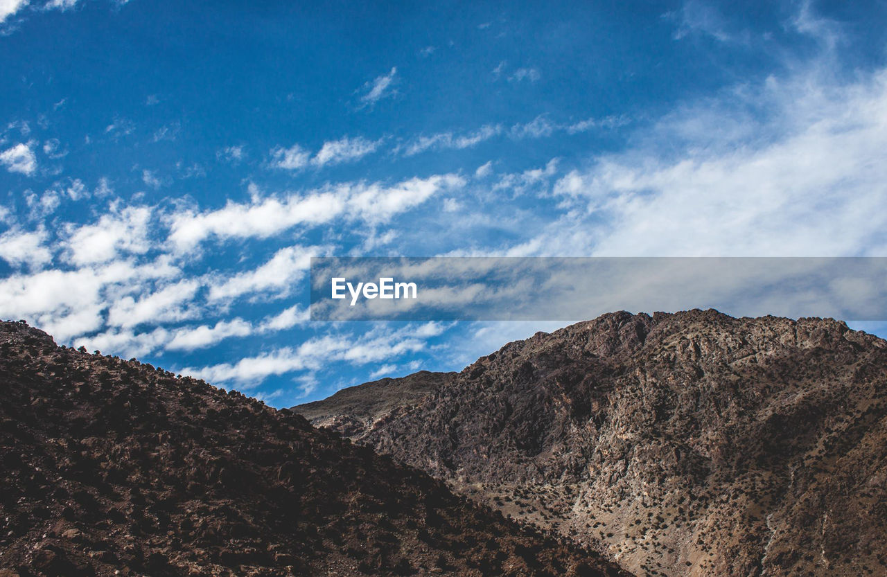 LOW ANGLE VIEW OF MOUNTAIN RANGE AGAINST SKY