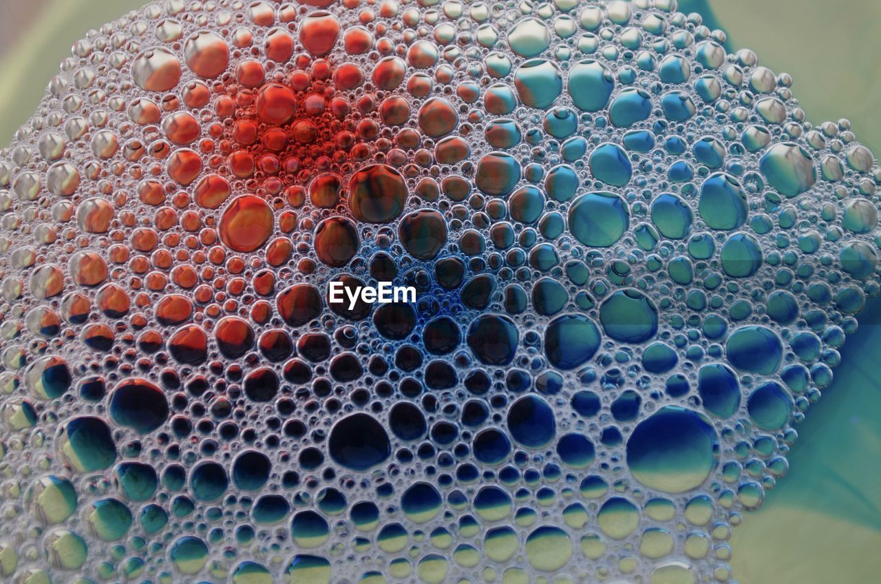 CLOSE-UP OF BUBBLES IN CONTAINER