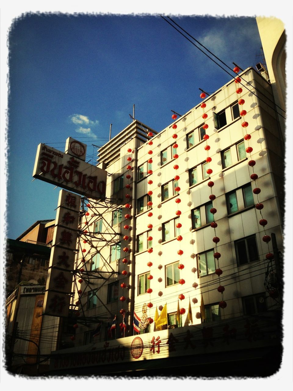 LOW ANGLE VIEW OF BUILDINGS IN CITY