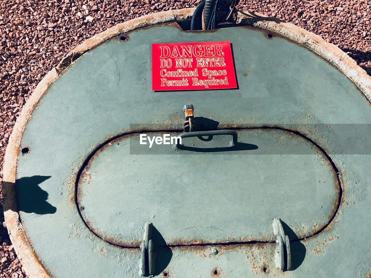 HIGH ANGLE VIEW OF INFORMATION SIGN ON METAL WALL