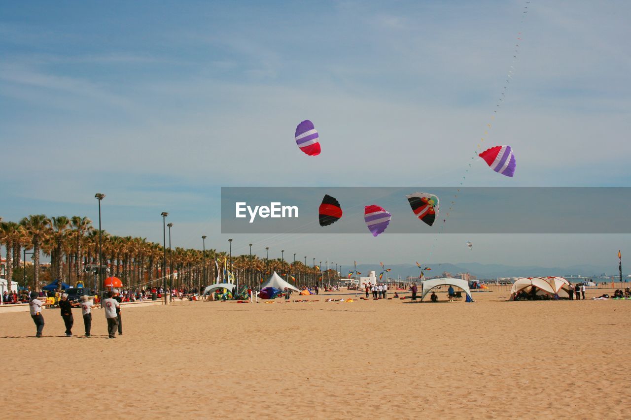 VIEW OF HOT AIR BALLOON ON BEACH