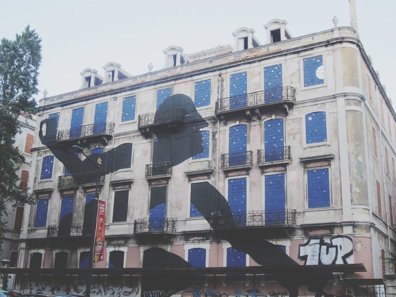 LOW ANGLE VIEW OF BUILDINGS IN CITY