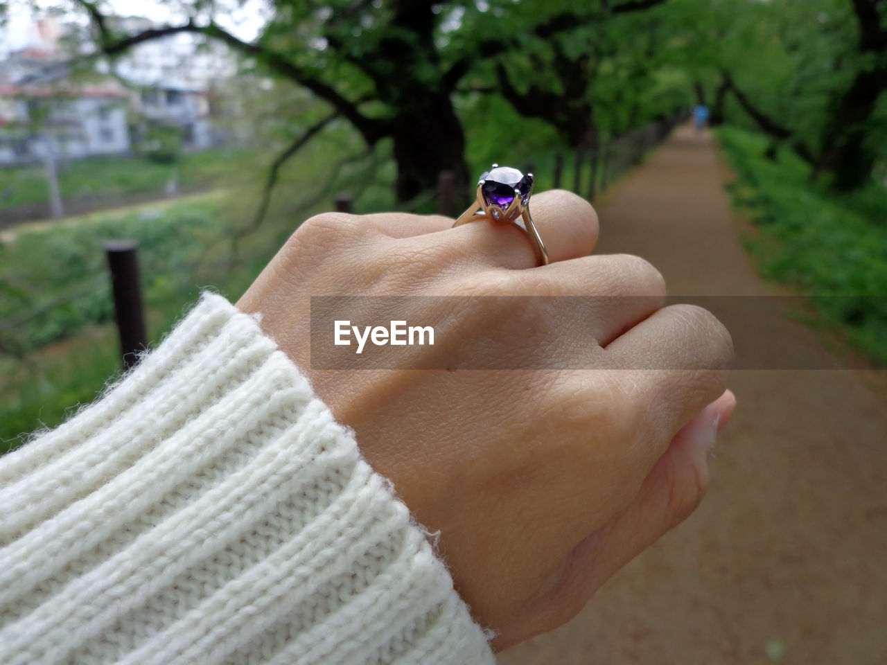 CLOSE-UP OF PERSON HAND HOLDING SKATEBOARD