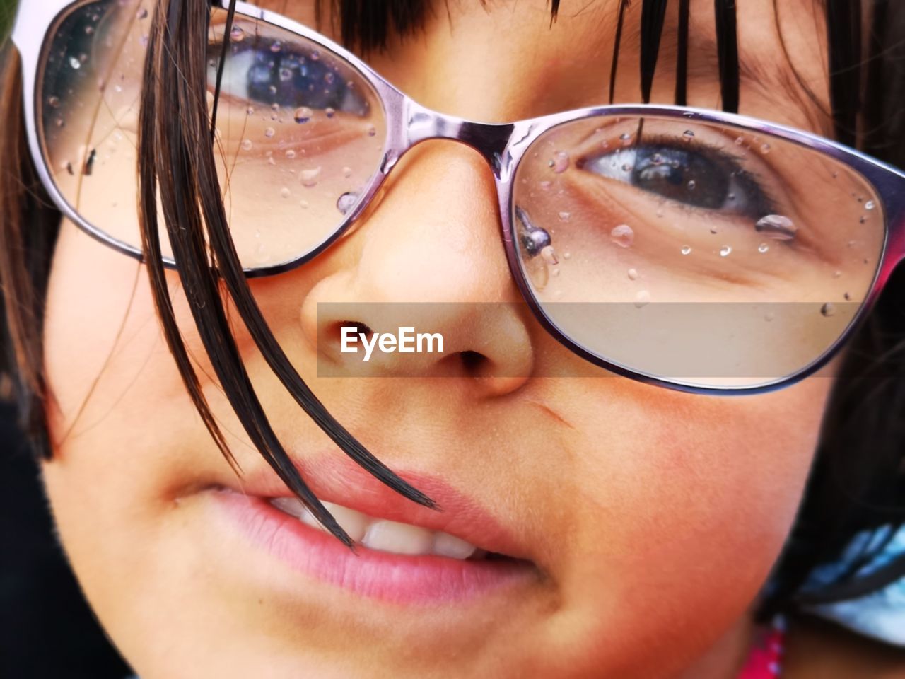 CLOSE-UP PORTRAIT OF YOUNG WOMAN WITH SUNGLASSES