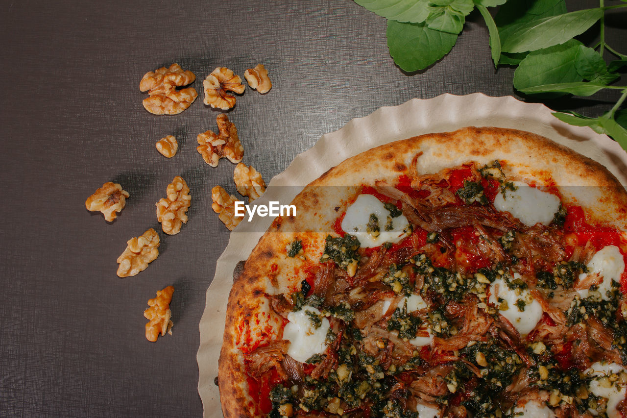HIGH ANGLE VIEW OF PIZZA IN PLATE