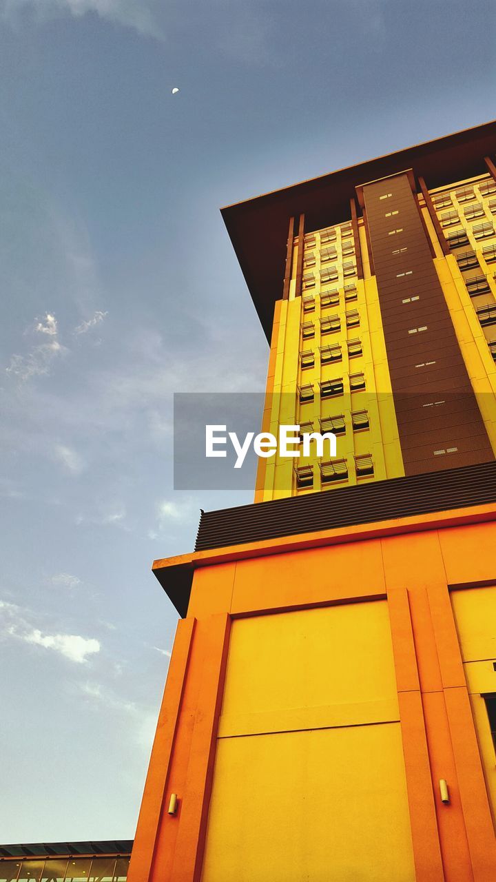 LOW ANGLE VIEW OF BUILT STRUCTURE AGAINST THE SKY