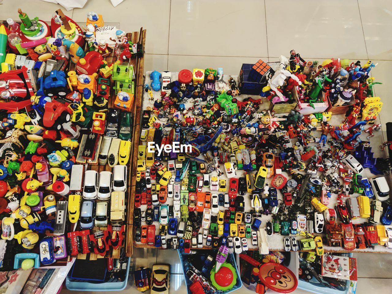 HIGH ANGLE VIEW OF TOYS FOR SALE AT MARKET