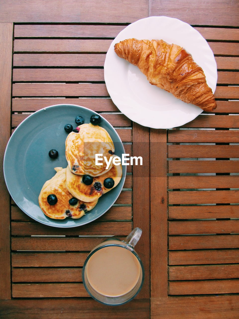 HIGH ANGLE VIEW OF BREAKFAST IN PLATE ON TABLE