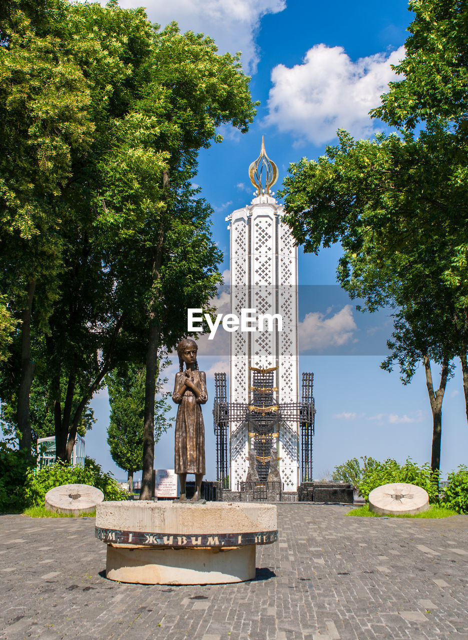 LOW ANGLE VIEW OF STATUE OF BUILDING