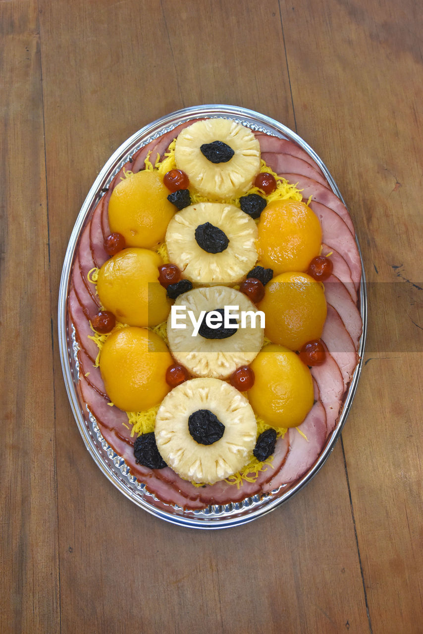 HIGH ANGLE VIEW OF FRUIT IN BOWL ON TABLE