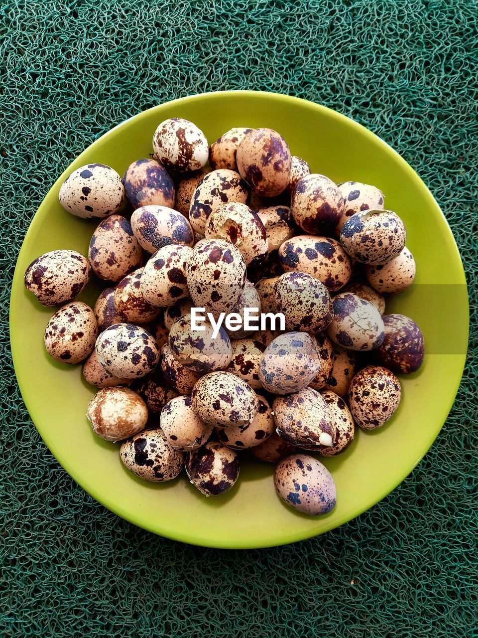 Macro photo of quail eggs in a bowl