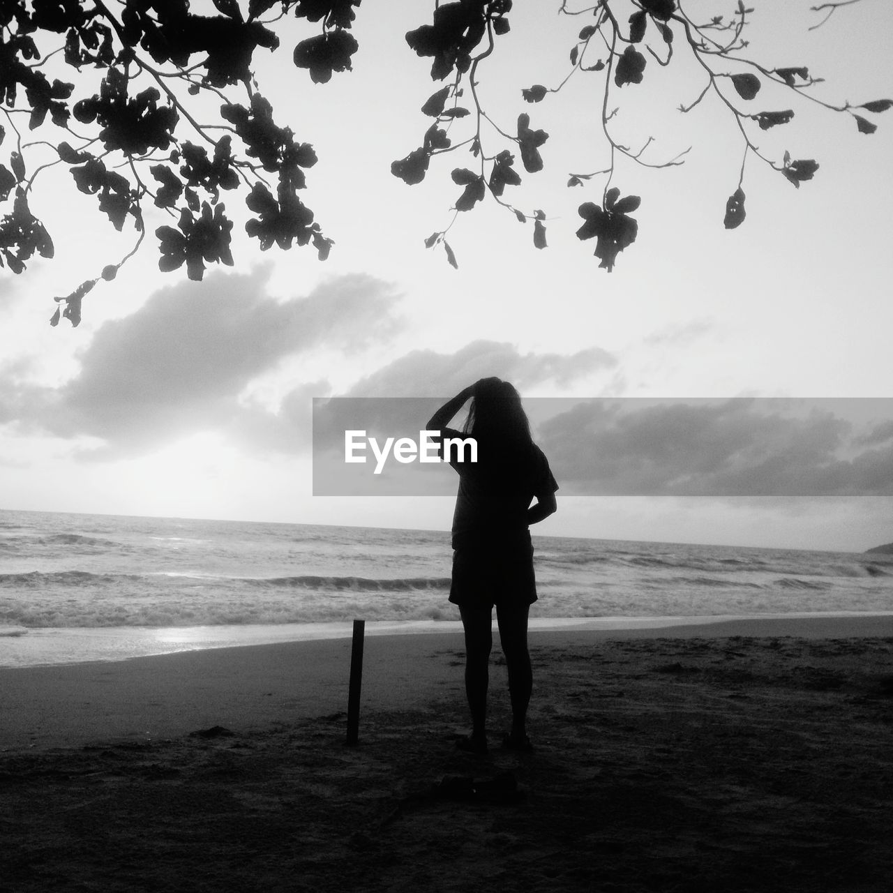 FULL LENGTH OF SILHOUETTE PERSON STANDING ON BEACH