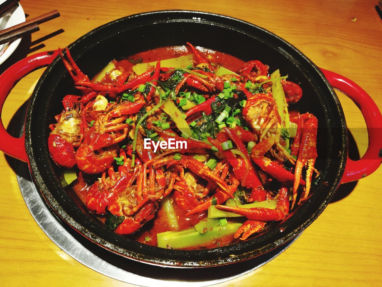 HIGH ANGLE VIEW OF MEAT IN BOWL ON TABLE