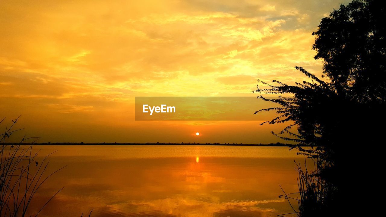 SCENIC VIEW OF LAKE AGAINST ROMANTIC SKY