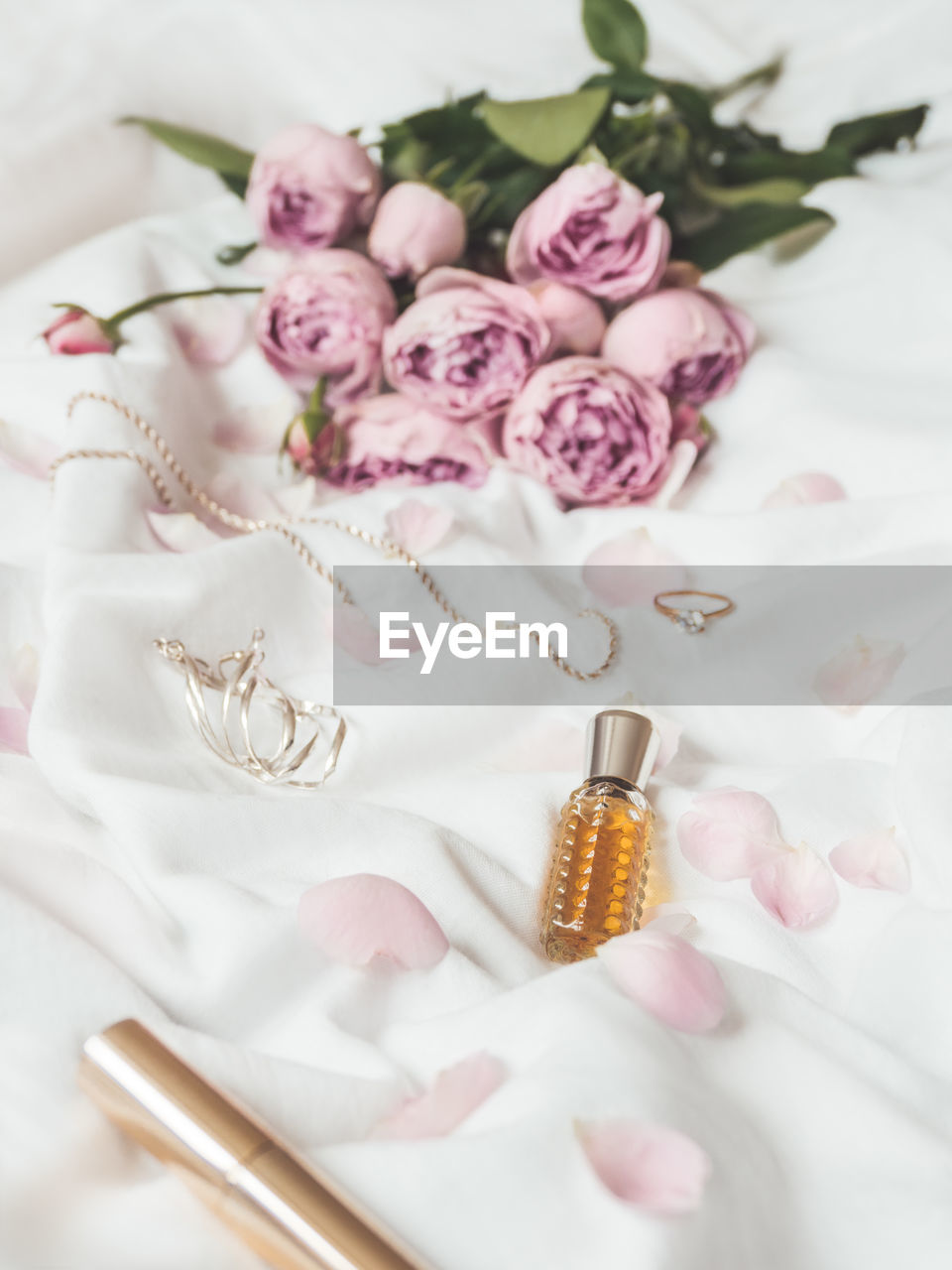 HIGH ANGLE VIEW OF WHITE ROSES ON TABLE