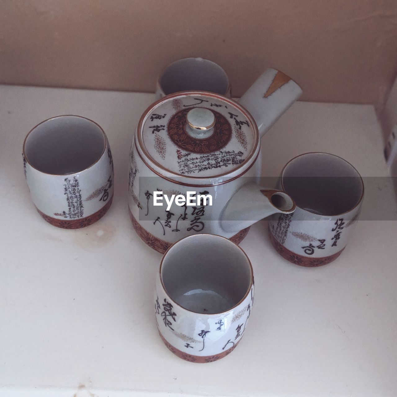 HIGH ANGLE VIEW OF COFFEE CUPS ON TABLE AT HOME