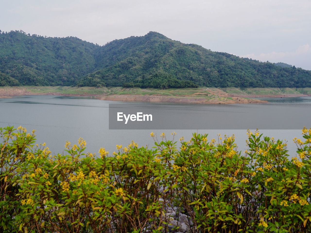 SCENIC VIEW OF LAKE AGAINST MOUNTAINS