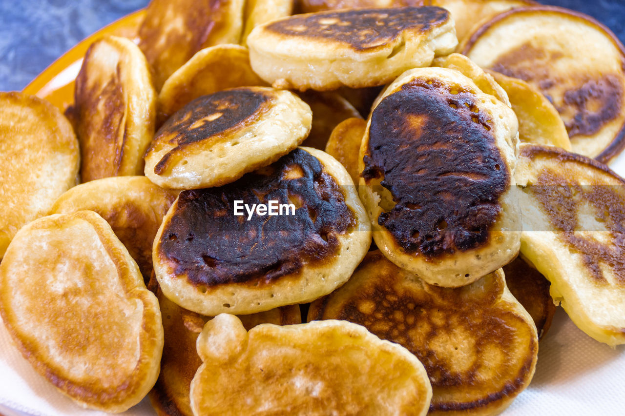 CLOSE-UP OF SWEET FOOD