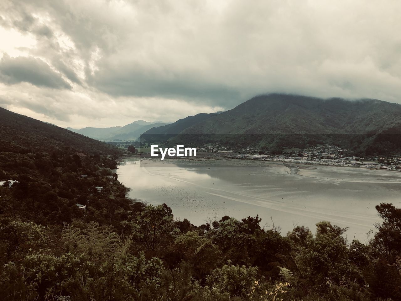 SCENIC VIEW OF LAKE BY MOUNTAIN AGAINST SKY