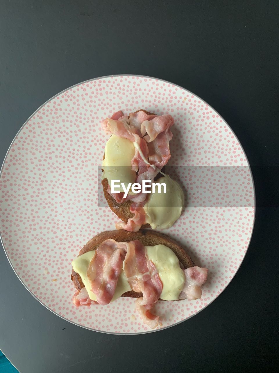 HIGH ANGLE VIEW OF FRUIT IN PLATE