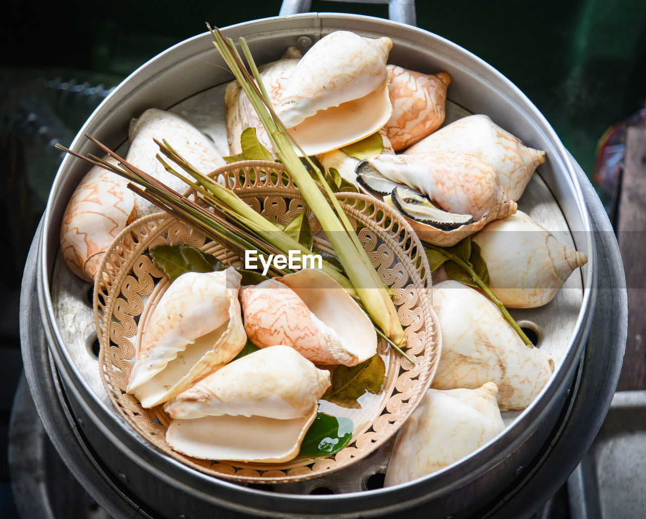 HIGH ANGLE VIEW OF RICE IN BOWL ON TABLE